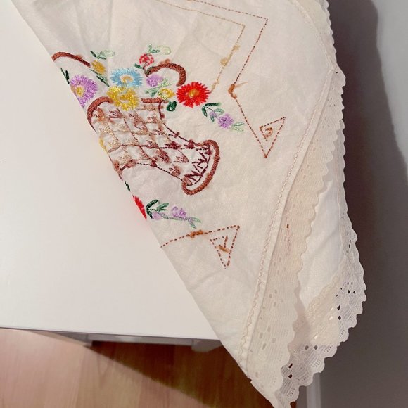 Vintage Hand Embroidered Table Runner Basket of Flowers Design - Picture 9 of 9